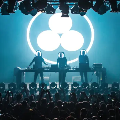 VSN074CD-BACKCOVER Outer Edges ∴ Live